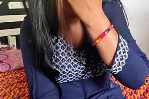 देसी इंडियन रंडी क्लाइंट के साथ डेस्क पर डर्टी हिंदी रोलप्ले