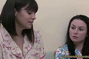 tattooed teen lesbian fingers babe