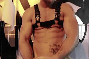 man stretches with machine in leather bondage 😏