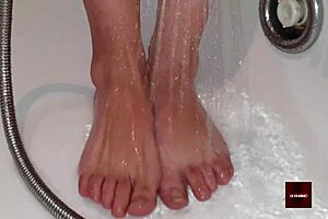 El cabron de mi padre me obliga a hacerle una paja con los pies