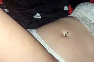 La rubia española me despierta frotando mi coño con su polla 😏