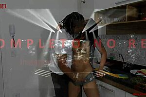 quem n�o gosta de transar na cozinha confira essa gozada gostosa na beira da pia