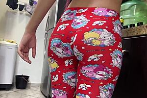 Mi hijastra de 18 años cocinando que deliciosa vista me encanta ver su gran culo