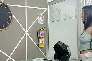 le pago al domiciliario con una buena follada, me folla tan duro que hago un squirt en mi pussy