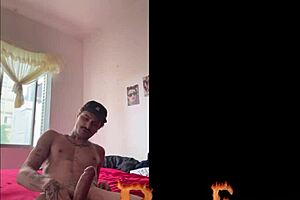 twink gozando solo in gay scene