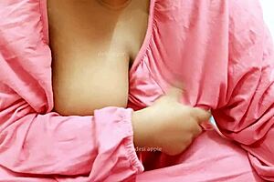 Hey, that bhutani sexy aunty is showing her natural tits 😏