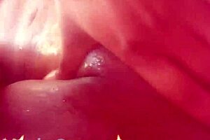 jolie femme fontaine se defonce la chatte avec une gode