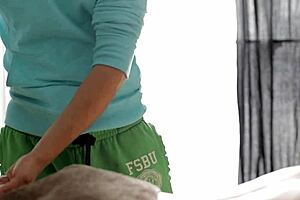 Caroline cums quickly on massage table