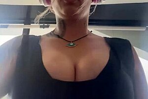 treinando na academia peitos pulou pra fora molhada