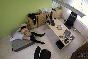 loan4k chica con curvas se bajó mientras pedía un préstamo para su negocio