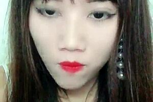 vietnamese girl on uplive talkshow livestream sharing stories with audience