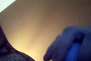 leftyxlucci pleasuring herself