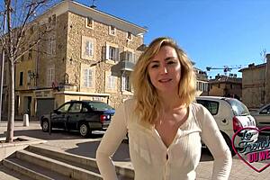 Elisa 26ans Agente Immobilière Sexy Shows Off Her Curves.