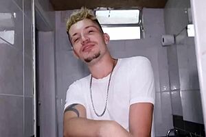 fudendo o funcionário do banheiro