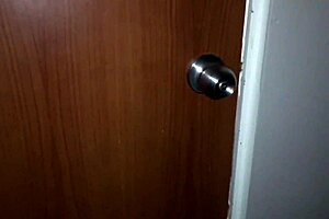 Me le meto al baño a mi hermanastra para que me saque la leche y se la trague