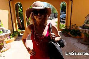 Blonde pornstar's blowjob fantasy comes true 😏