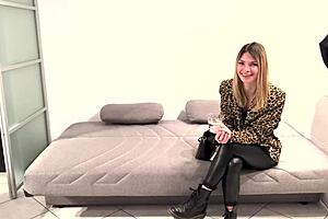 PORNO ATTRICE AMATORIALE INCONTRA UN FAN IN ASCENSORE E LO SCOPA CON DIALOGHI IN ITALIANO ROLEPLAY, INCLUDING RIDING AND DOGGYSTYLE.