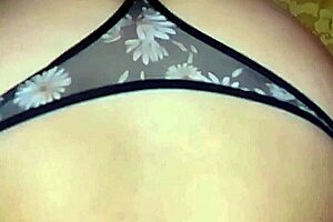 con una rica lencería puesta le chupo su deliciosa verga blanca a mi esposo 😍 ya con mi vagina muy mojada me pone otra vez la tanga para hacerla a un lado y cogerme de perrito y se corre dentro de mí