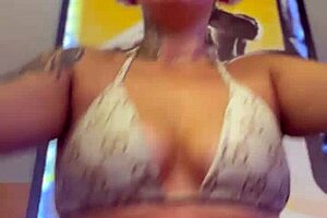 omg, at the gym my pussy got so wet and dripping, i'm super horny 😍