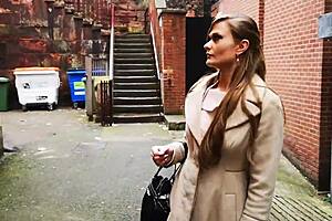 Honour gets hypnotized to flash in public outdoor setting