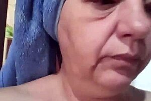 अच्छी खुशबू के लिए शॉवर लेना, फिर घरेलू डिल्डो प्ले