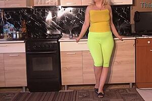 Amateur Babe In Yellow Leggings Poses For Sexy Public Photo Session