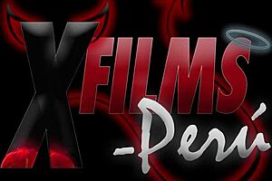 amigo pervertido se masturba oliendo las tangas de peruana inocente