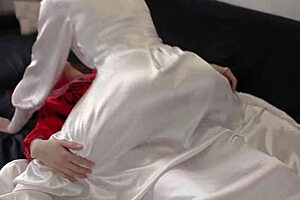 blonde rubs her pussy on brunette 😏