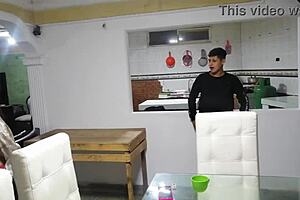 Sirvo comida caliente a mi hermanastro en anal bent over