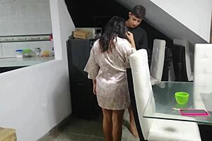 Sirvo comida caliente a mi hermanastro en anal bent over