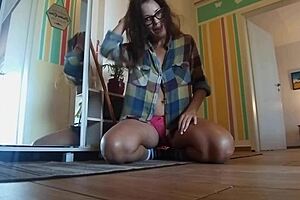 Enjoy a Fun No Panties Prank on the Delivery Guy