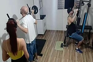 Betrayal in the gym right next to the cuckold 😏