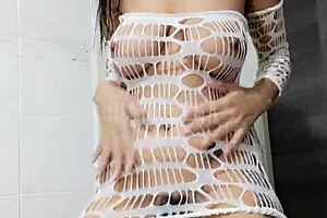 Morena tatuada dançando funk com anal assfucking