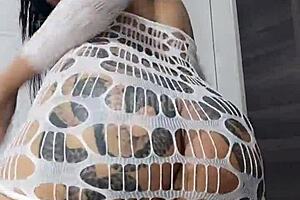 Morena tatuada dançando funk com anal assfucking