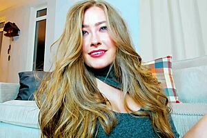 this curvy milf in cosplay is something extra! 😍