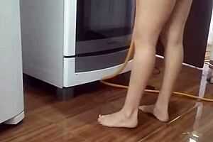 Gravei Minha Empregada Lavando O Meu Fogão Peladinha