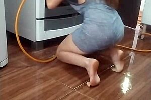 Gravei Minha Empregada Lavando O Meu Fogão Peladinha