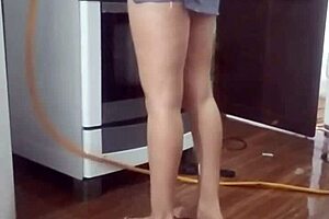 Gravei Minha Empregada Lavando O Meu Fogão Peladinha