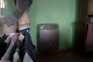 cogiendo en la cocina al lado del calefactor