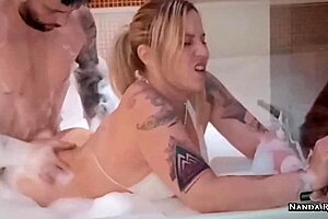 Comendo a gostosa tatuada na banheira do motel com gemidos e cowgirl