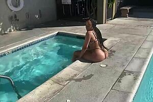 krackinasskeys booty bounce during wild scenes with rome major