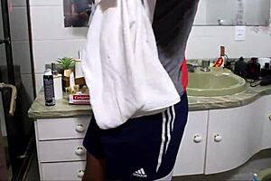 Fodendo o morador de rua, bareback twink action in public! 😈