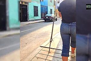 en la calle encontré a mi primo que le debía dinero y me deje follar para pagar mi deuda no pudo contener y accidentalmente llenó mi coño con su corrida