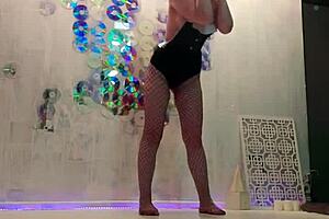 Watch this beauty orgasm after photoshoot