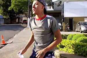 Fodendo o morador de rua, bareback twink action in public! 😈