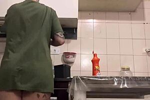 gravei escondido minha empregada limpando a cozinha me surpreendi com o que vi que gigante