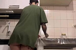 gravei escondido minha empregada limpando a cozinha me surpreendi com o que vi que gigante