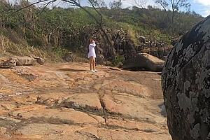 Uma Linda Novinha � Observada Fazendo Sexo Em P�blico Nas Pedras Da Praia E � Atrapalhado Por Um Terceiro Indiv�duo