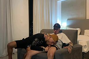 o maloka do meu prédio me chamou para um f1 e acabou liberando o cû