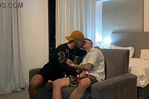 o maloka do meu prédio me chamou para um f1 e acabou liberando o cû